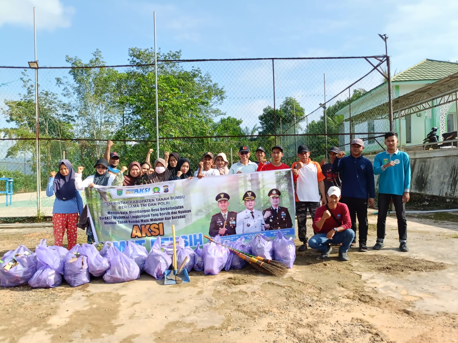 Gerakan Jumat Bersih Desa Mangkalapi Sasar Saluran Air hingga Jalan Utama